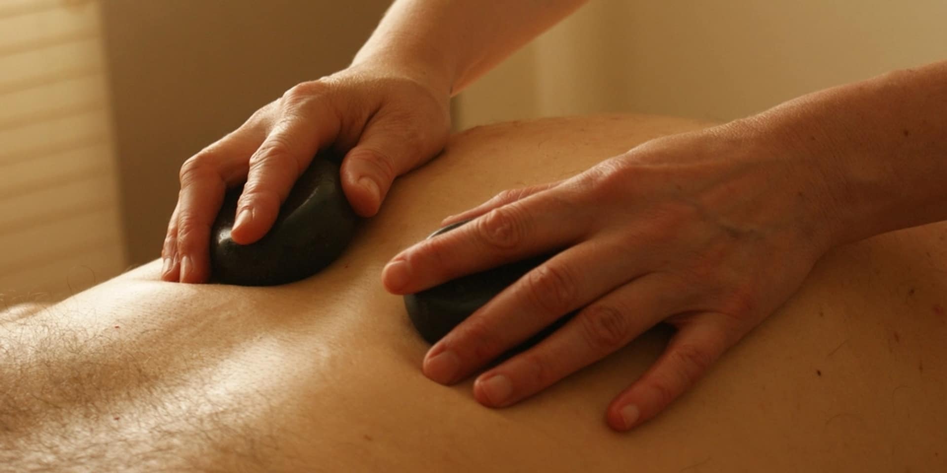 Massage aux pierres chaudes