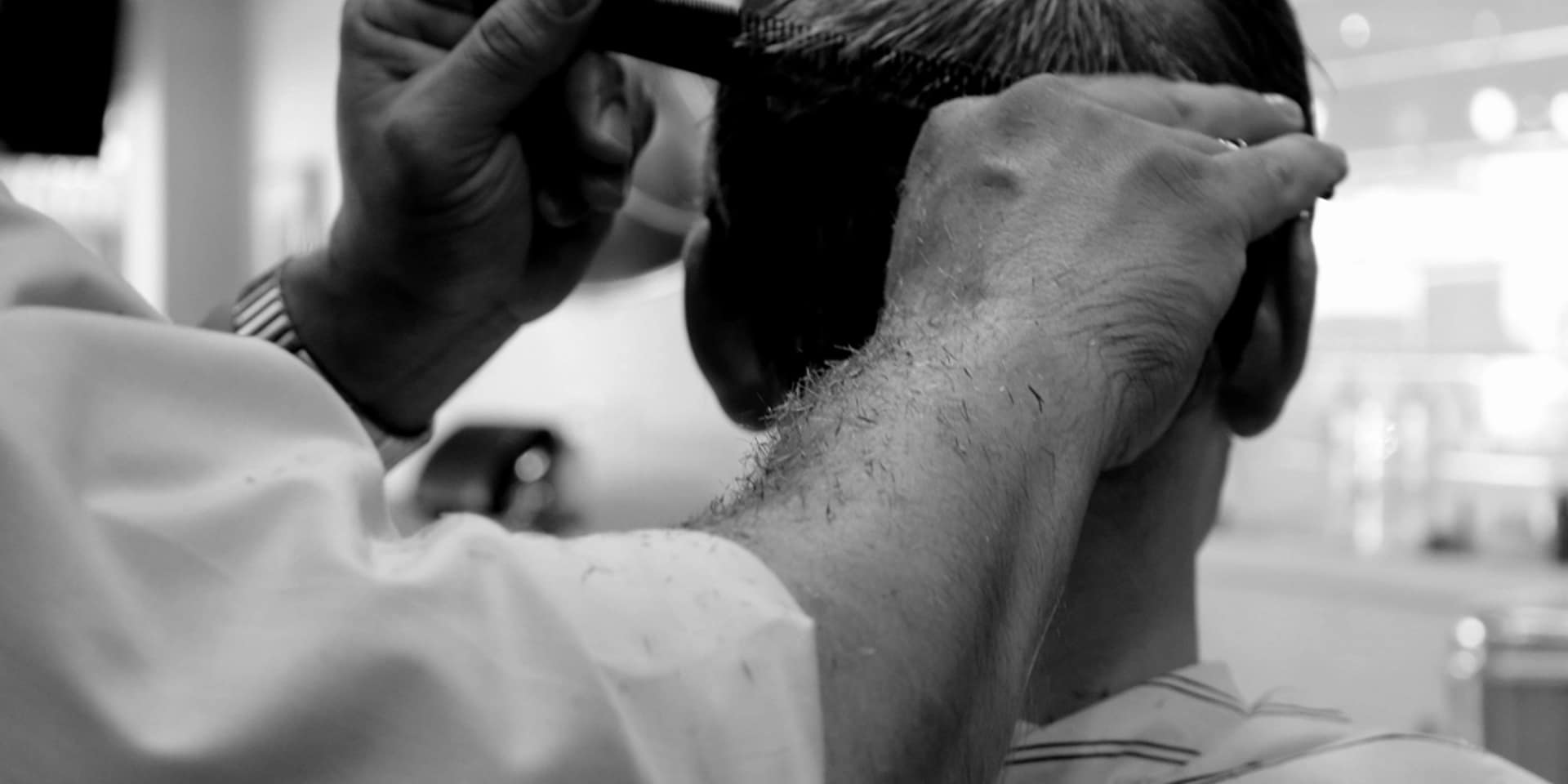 Coiffeur au travail